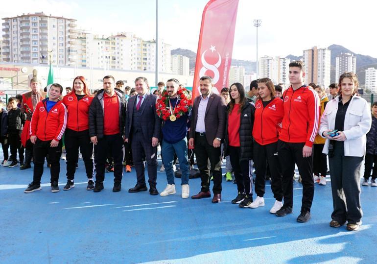 Avrupa şampiyonu milli halterci Muammer Şahin, çiçeklerle karşılandı