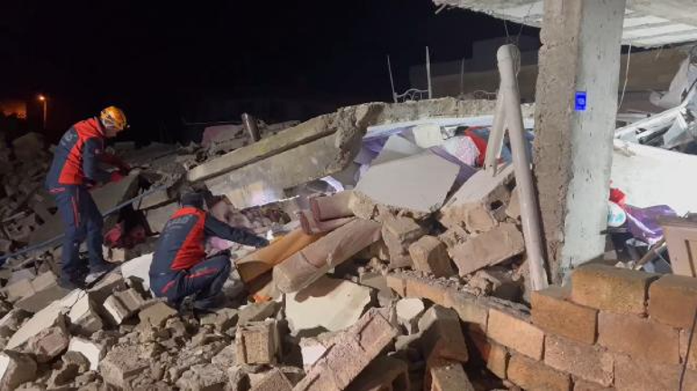 Şanlıurfa'da orta hasarlı ev çöktü: 2 ölü, 8 yaralı