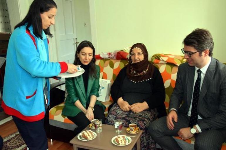 Kaymakam ve eşinden, 73 yaşındaki kadına sürpriz doğum günü