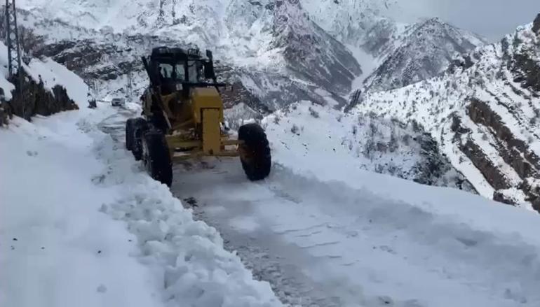 Şırnak'ta 20 yerleşim yerinin yolu, kardan kapandı