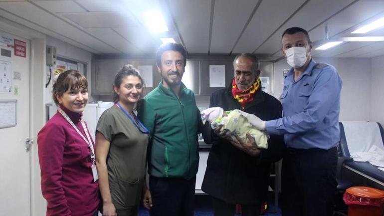 6 Şubat depremi sonrası 'TCG Bayraktar' gemisinde doğan bebeklere yaş günü kutlaması