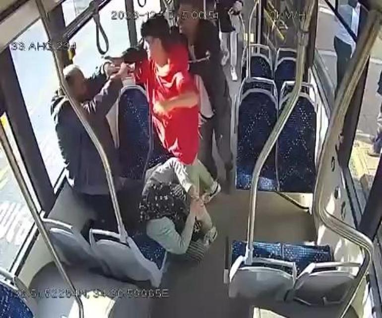 Mersin'de belediye otobüsünde okul müdürü ve oğlu yaşlı çifti darbetti
