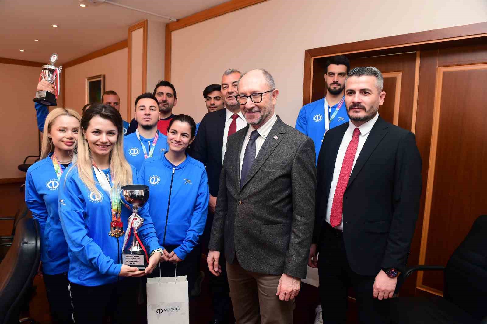 Anadolu Üniversitesi Rektörü Prof. Dr. Fuat Erdal madalya ve kupalarla dönen öğrencilerle buluştu