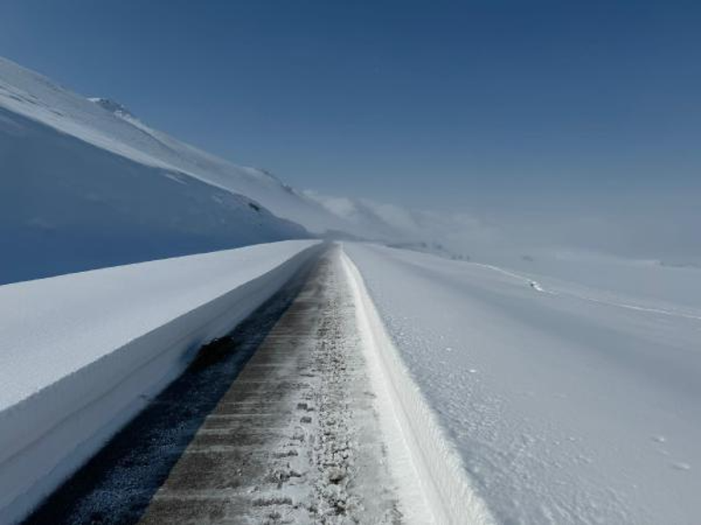 Yüksekova'da kardan kapanan 80 köy yolu ulaşıma açıldı