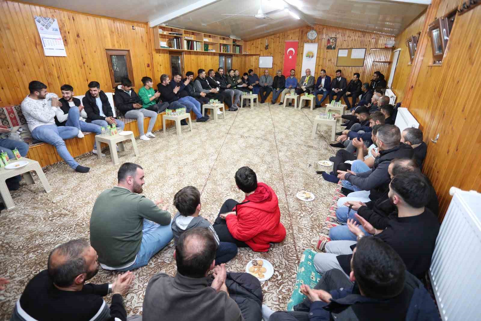 Başkan Kurt Bayburt Çamlıkoz Köyü Gençlik Derneği’ni ziyaret etti