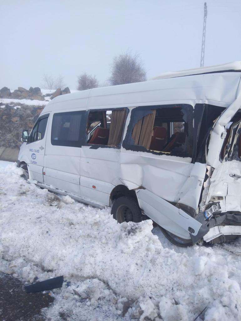 Yoğun siste hafif ticari araç minibüse çarptı: 7 yaralı
