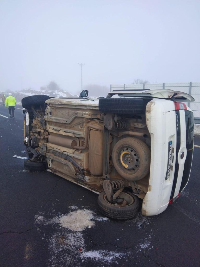 Yoğun siste hafif ticari araç minibüse çarptı: 7 yaralı