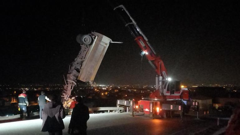 Balıkesir'de freni boşalan kamyon eve girdi: 2 ölü