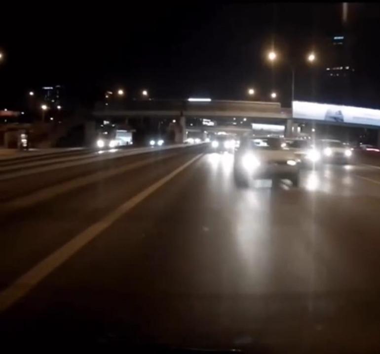Kadıköy'de makas atarak ilerleyen sürücü kamerada
