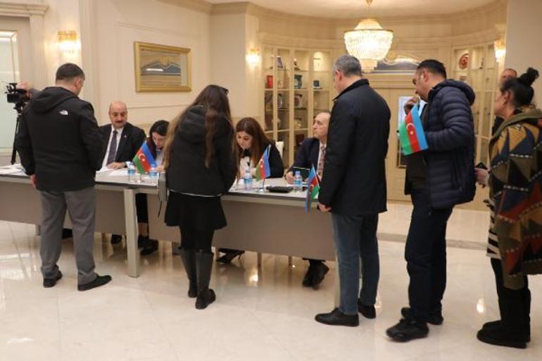 Azerbaycan'daki cumhurbaşkanı seçimi için Türkiye'deki seçmenler oy kullandı