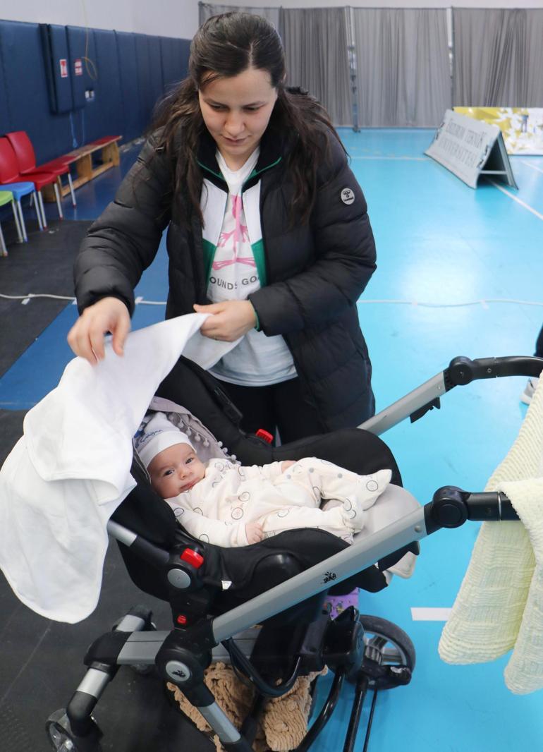 2 aylık Ali Çağan, antrenör anne ve hakem babasıyla judo şampiyonasında