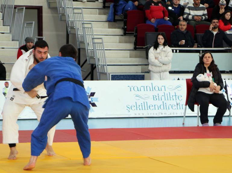 2 aylık Ali Çağan, antrenör anne ve hakem babasıyla judo şampiyonasında