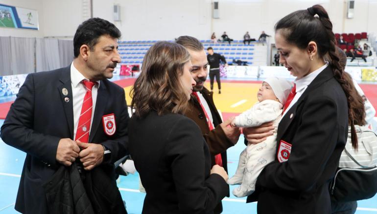 2 aylık Ali Çağan, antrenör anne ve hakem babasıyla judo şampiyonasında