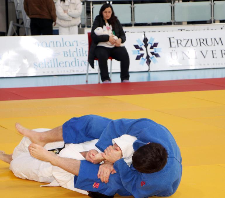 2 aylık Ali Çağan, antrenör anne ve hakem babasıyla judo şampiyonasında