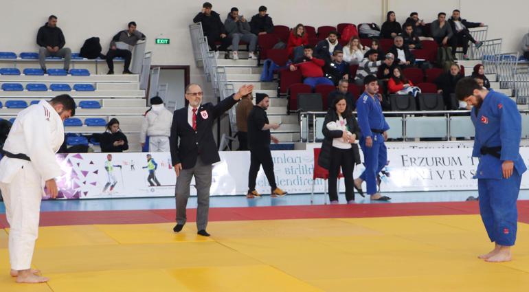 2 aylık Ali Çağan, antrenör anne ve hakem babasıyla judo şampiyonasında