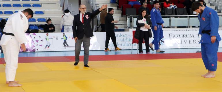 2 aylık Ali Çağan, antrenör anne ve hakem babasıyla judo şampiyonasında