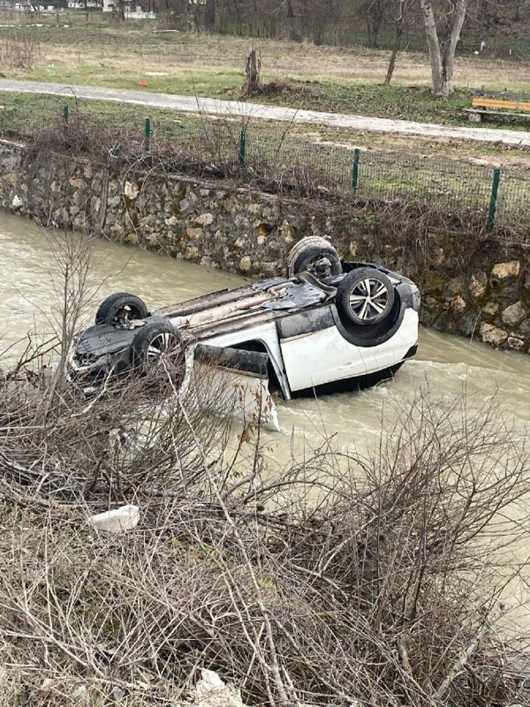 Dereye uçup ters dönen cipteki aileyi boğulmaktan vatandaşlar kurtardı