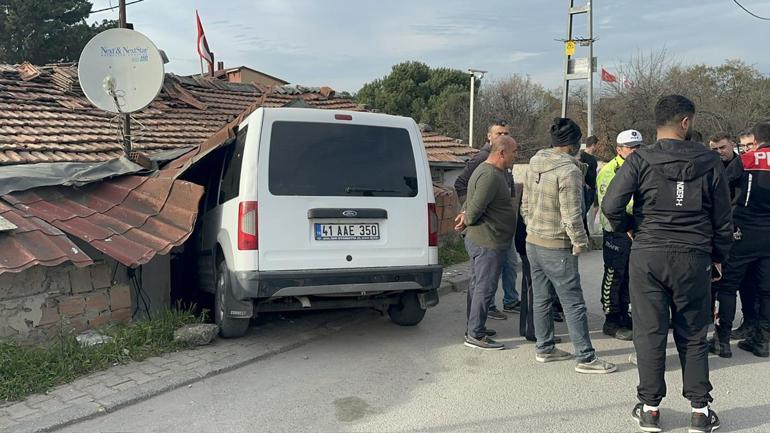 Ataşehir’de sürücüsünün kontrolünden çıkan hafif ticari araç eve girdi