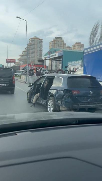 Avcılar'da ağır hasarlı otomobille trafiğe çıktı; ayağını dışarıya sarkıtarak ilerledi