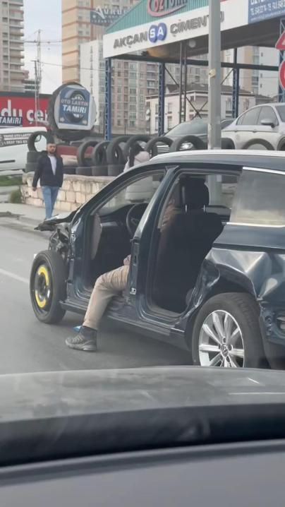 Avcılar'da ağır hasarlı otomobille trafiğe çıktı; ayağını dışarıya sarkıtarak ilerledi