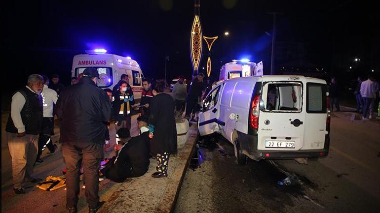 Edirne'de hafif ticari araç beton elektrik direğine çarptı, mahallenin elektriği kesildi; 4 yaralı