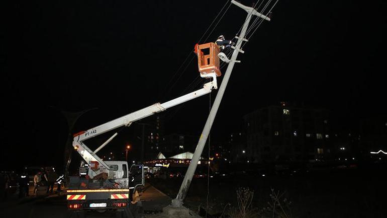 Edirne'de hafif ticari araç beton elektrik direğine çarptı, mahallenin elektriği kesildi; 4 yaralı