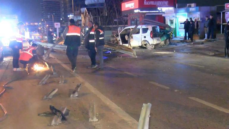 Kartal'da bariyerlere vuran hafif ticari araç taksiye çarptı: 1'i ağır 4 yaralı