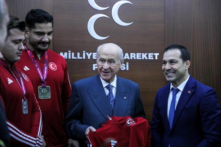 Devlet Bahçeli, TGF Başkanı Şeref Eroğlu'nu ve güreş milli takımını kabul etti
