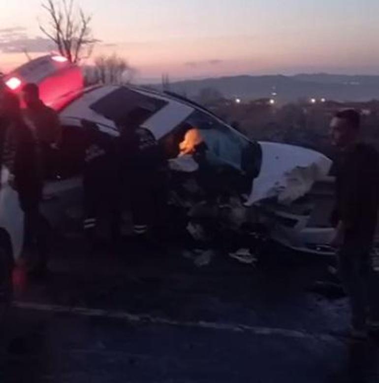Ankara'da çarpışan otomobillerden biri bariyerlere saplandı; anne- baba öldü, kızları yaralandı