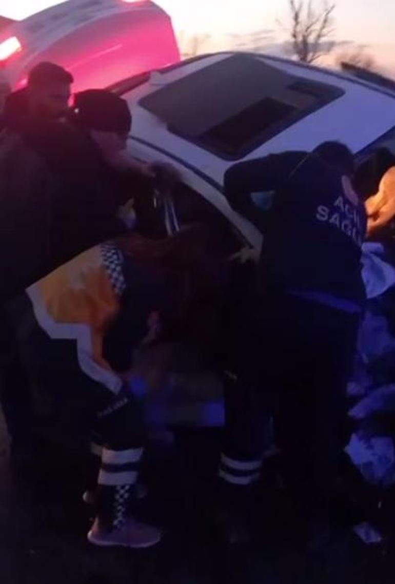 Ankara'da çarpışan otomobillerden biri bariyerlere saplandı; anne- baba öldü, kızları yaralandı