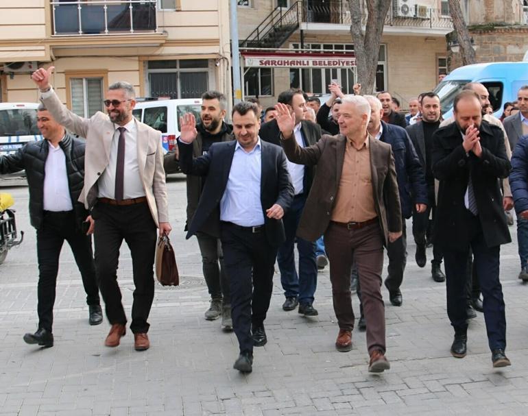 Saruhanlı'da seçime giremeyen CHP, adayını Saadet Partisi çatısı altında gösterdi
