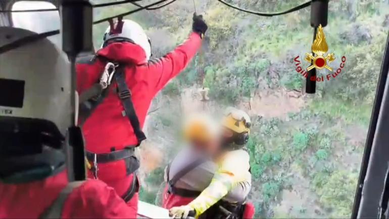 İtalya'da sarp yamaçta mahsur kalan dağcı helikopterle kurtarıldı