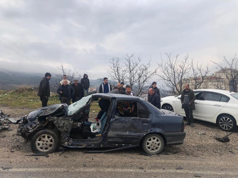 Tokat'ta otomobil, TIR'a çarptı; 6 yaralı