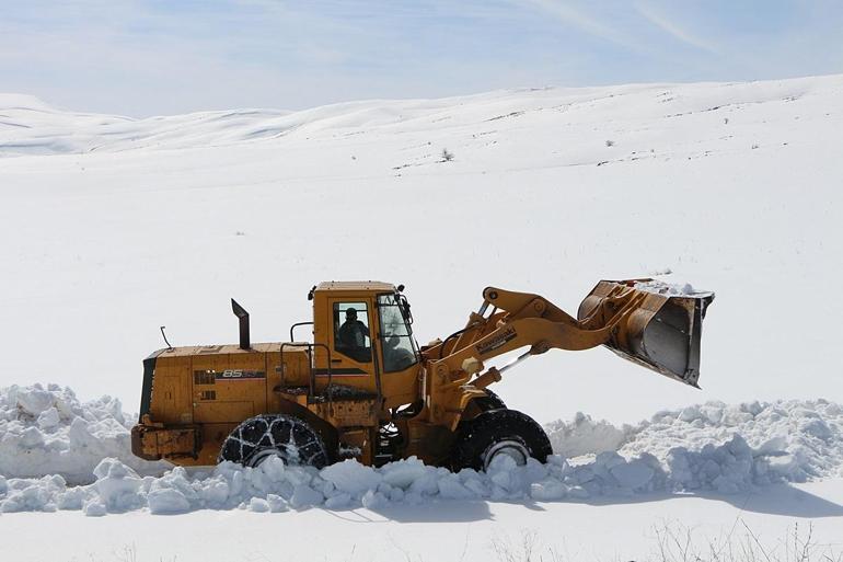 Bingöl'de kardan kapanan 30 yerleşim yerinin yolu açıldı