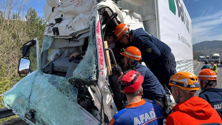 Kamyon, emniyet şeridindeki TIR’a çarptı; araçta sıkışan şoförü ekipler kurtardı