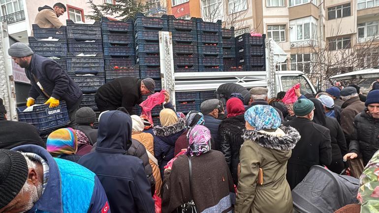 Yozgat'ta 'ramazan yardımı' izdihama dönüştü, vatandaşlar ezilme tehlikesi geçirdi