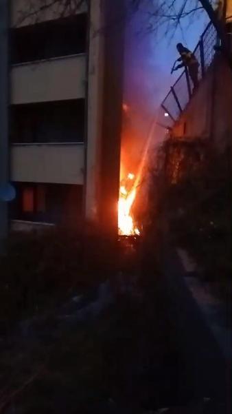 10 metre yükseklikten apartman boşluğuna düşen otomobil alev alev yandı, o anlar kamerada