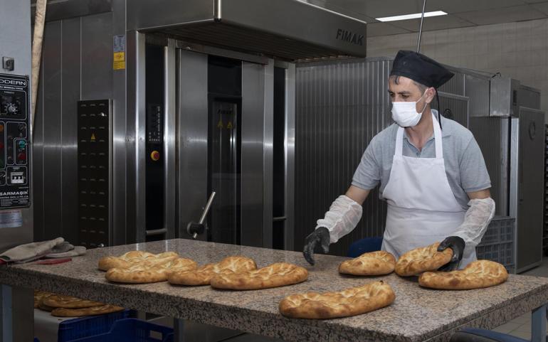 Üniversite öğrencilerinin ürettiği ramazan pideleri 15 TL'den satılıyor