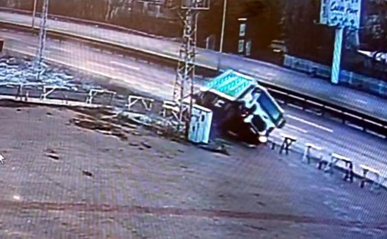 Ankara'da çöp kamyonunun devrildiği kaza kamerada