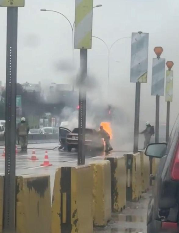 Kadıköy D-100'de otomobil alev alev yandı