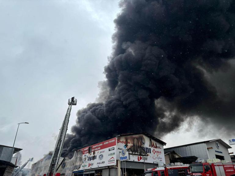 Ankara'da yapı malzemeleri satılan iş yerinin deposunda yangın