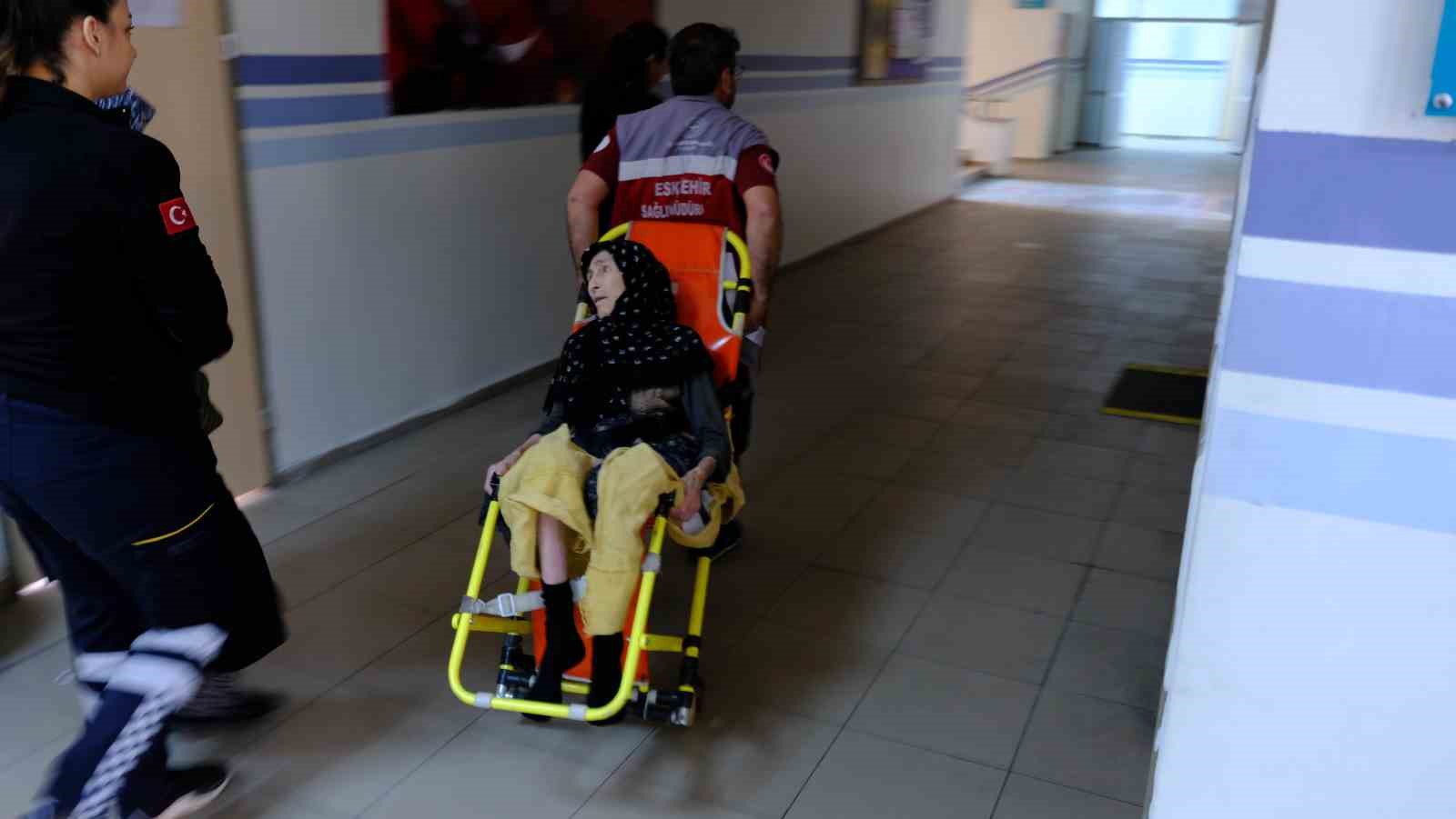 Felçli yaşlı kadın oy kullanmak için ambulans eşliğinde sandığa gitti