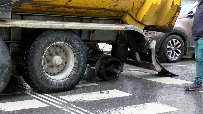 Beşiktaş'ta hafriyat kamyonunun tekeri fırladı: 1 öğrenci yaralandı, 3 araç hasar gördü