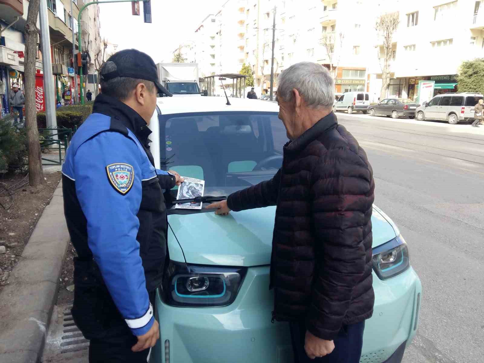 Polis yüzlerce vatandaşı hırsızlık ve dolandırıcılık konularıyla ilgili bilgilendirdi