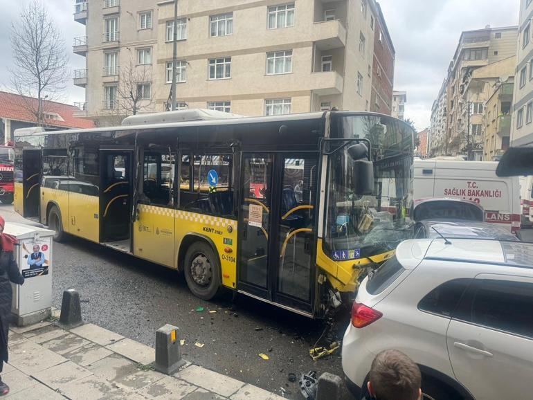 Sancaktepe'de İETT otobüsü ile otomobilin çarpıştığı kaza kamerada