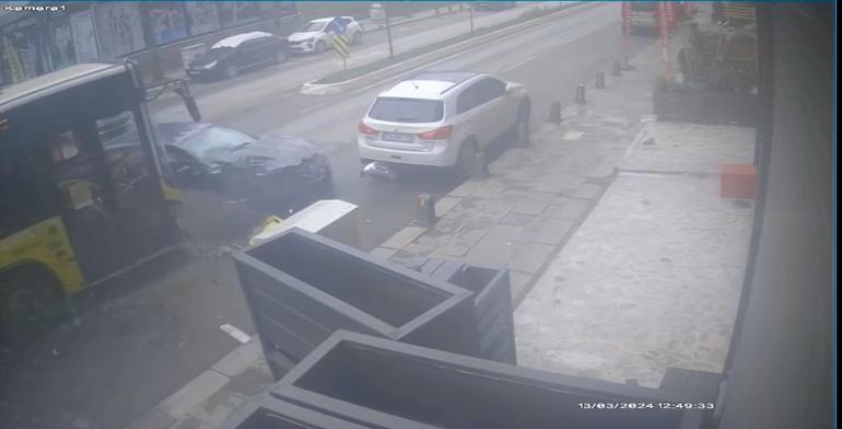 Sancaktepe'de İETT otobüsü ile otomobilin çarpıştığı kaza kamerada