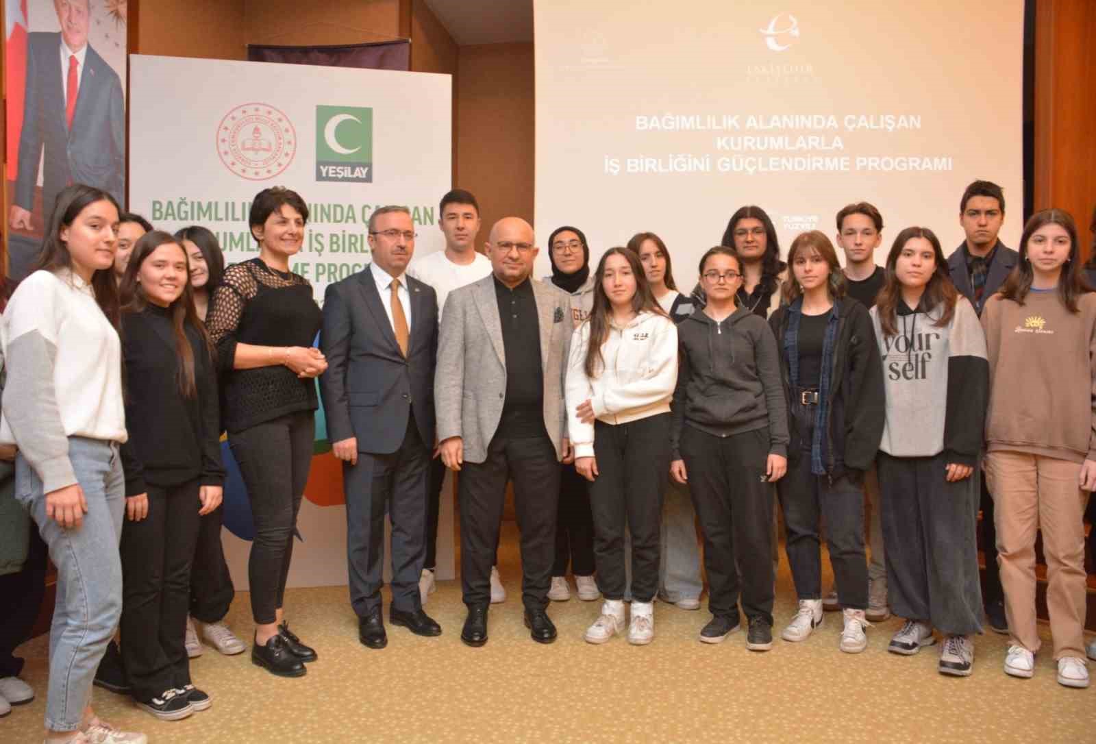 Yeşilay Genel Başkanı Prof. Dr. Mücahit Öztürk öğrencilerle buluştu