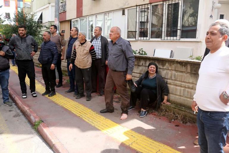 Evinde yangın çıkan kadın, gözyaşları içinde müdahaleyi izledi