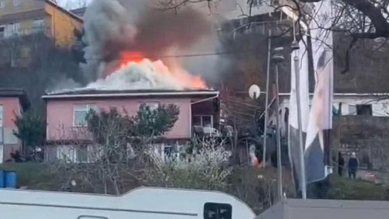 Beykoz'da gecekondunun çatısı alev alev yandı