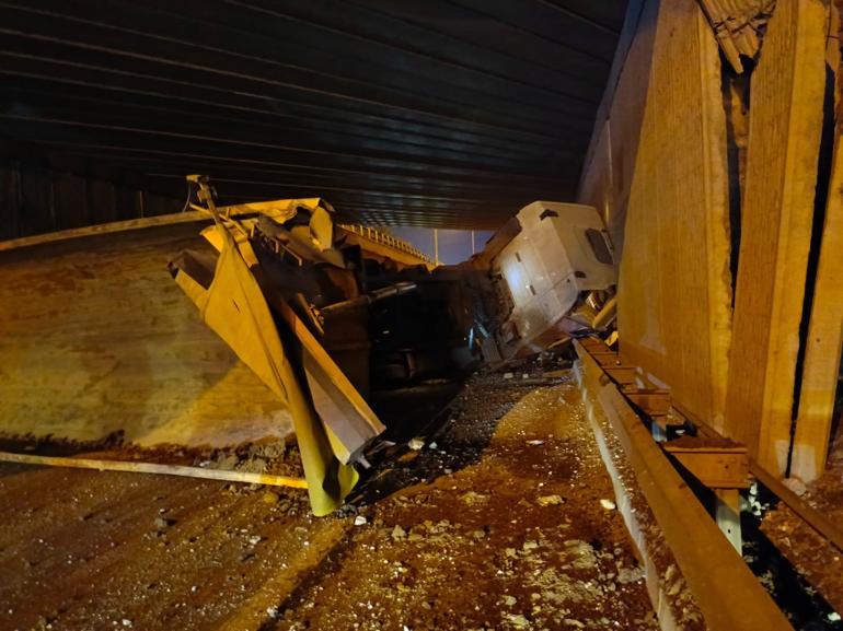 Kağıthane'de hafriyat kamyonunun açık bırakılan damperi köprüye çarptı